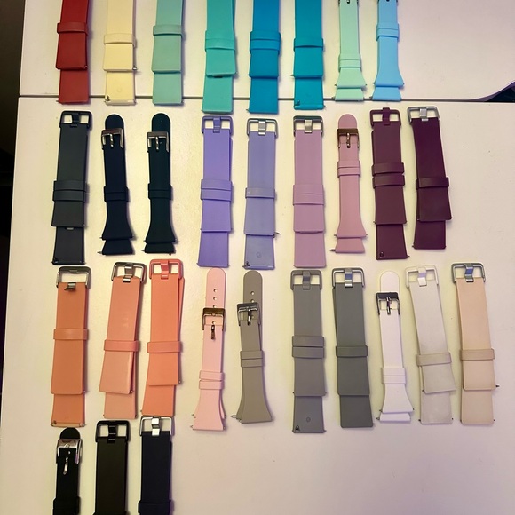 Fitbit Versa Watch + Band Bundle + Charger + Screen Protectors - Picture 3 of 12